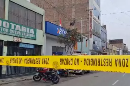 Delincuentes asaltan agencia bancaria en El Agustino.