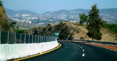 Hombre olvid a su esposa en medio de la carretera.