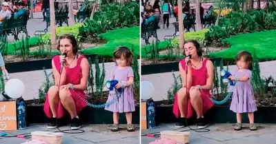 Madre canta en el parque junto a su hija.