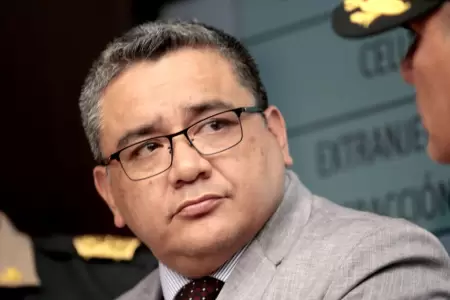 Empresas del ministro Santivez tienen deuda de medio milln de soles al Estado