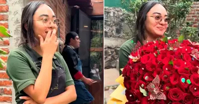 Joven rechaza ramos de flores de su exnovio.