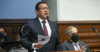 Cuestionan candidatura de Eduardo Salhuana por vnculos con minera informal.