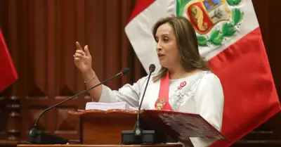 Dina Boluarte anuncia aumento salarial para Fuerzas Armadas y Policas.