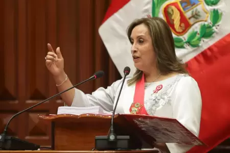 Dina Boluarte anuncia aumento salarial para Fuerzas Armadas y Policas.