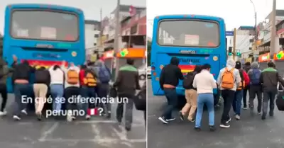 Pasajeros se unen y empujan bus averiado.