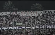 Hinchas de Alianza Lima levantan banderolas en fuerte protesta contra la dirigencia: "Lrguense"