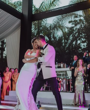 Melissa Paredes y Anthony Aranda celebran su unin con un baile.