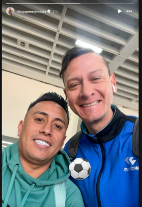 Christian Cueva, recibido en su llegada a Cusco por Diego Penny, jugador de Deportivo Garcilaso.