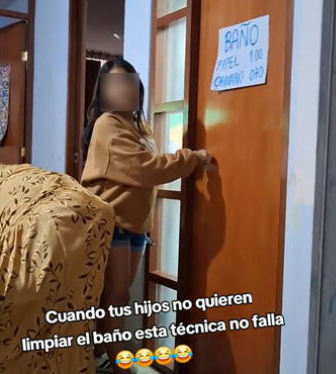 Madre cobra a su hija para que use el baño.