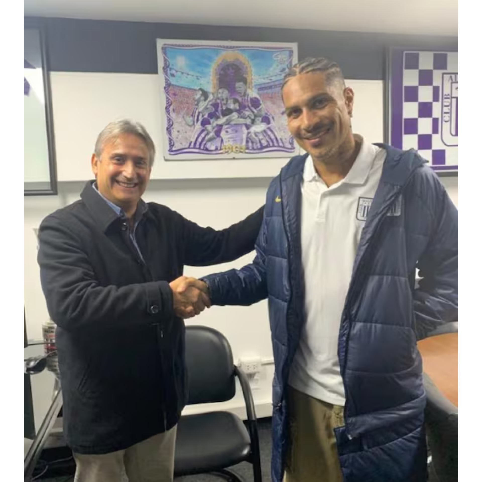 Paolo Guerrero junto al presidente del Fondo Blanquiazul, Jorge Ziga.