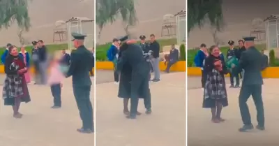 Joven graduado como polica abraza a su madre.