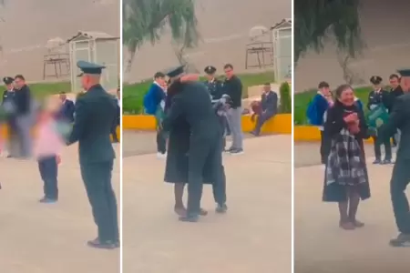 Joven graduado como polica abraza a su madre.