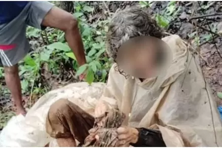 Mujer es encontrada encadenada a un rbol tras 40 das