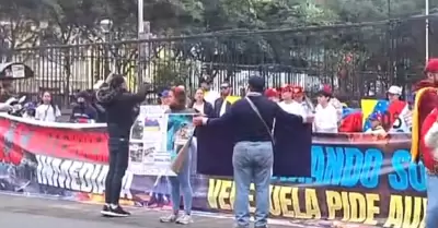 Manifestacin por fraude electoral en embajada de Venezuela.