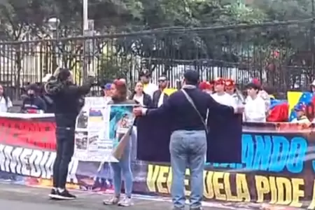 Manifestacin por fraude electoral en embajada de Venezuela.