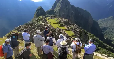 Turistas deben hacer largas colas para ingresar a Machu Picchu.