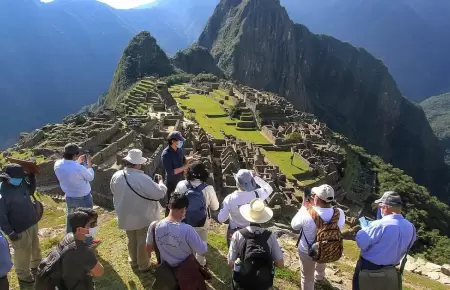 Turistas deben hacer largas colas para ingresar a Machu Picchu.