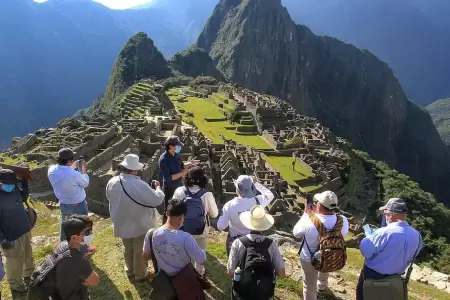 Turistas deben hacer largas colas para ingresar a Machu Picchu.