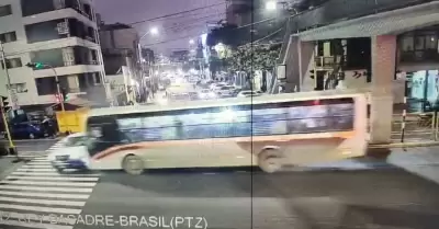 Choque entre camioneta y bus de transporte en Magdalena.