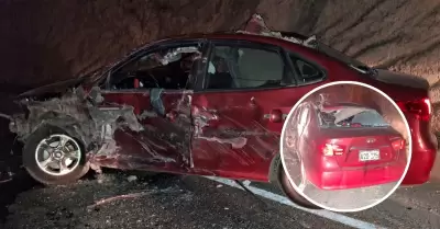 Auto termina destrozado tras chocar contra camin.