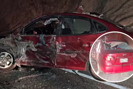 Auto termina destrozado tras chocar contra camin.