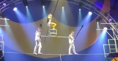 Equilibrista cae desde cuerda floja en show de circo.