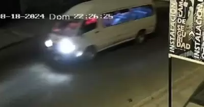 Captan a mujer gritando en una combi en movimiento.