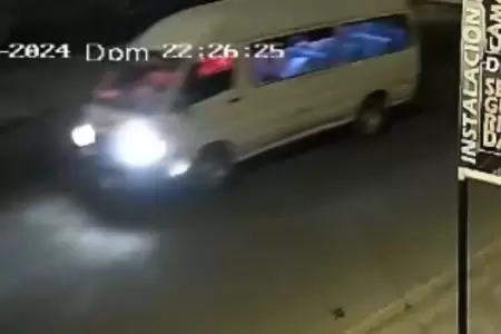 Captan a mujer gritando en una combi en movimiento.