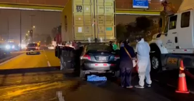 Choque de taxi contra triler provoc la muerte de una mujer.