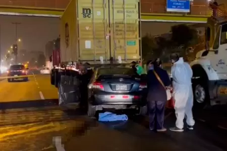 Choque de taxi contra triler provoc la muerte de una mujer.