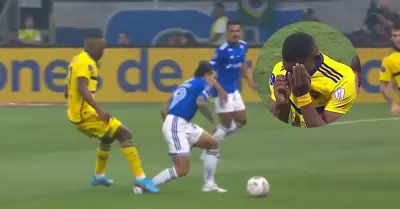 Luis Advncula dej a Boca Juniors con 10 en el arranque del duelo ante Cruzeiro