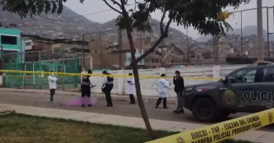 Asesinan a padre de familia en plena loza deportiva en Comas.