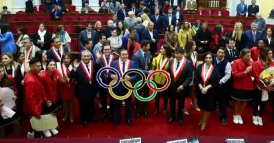 Congreso condecora a Stefano Peschiera con medalla de honor.