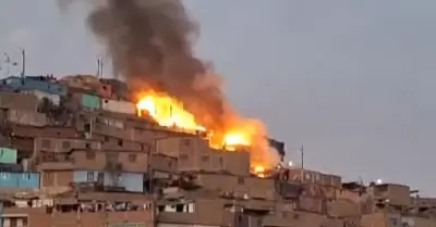 Incendio de grandes proporciones se registra en cntrica zona de San Juan de Lur