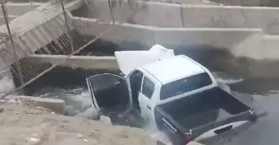 Ocupantes de camioneta salvan de morir tras duro choque.