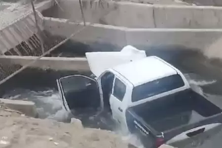 Ocupantes de camioneta salvan de morir tras duro choque.