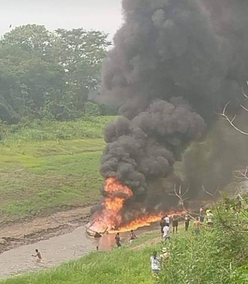 Vecinos ayudaron a las vctimas de la lancha que explot en ro Amazonas.