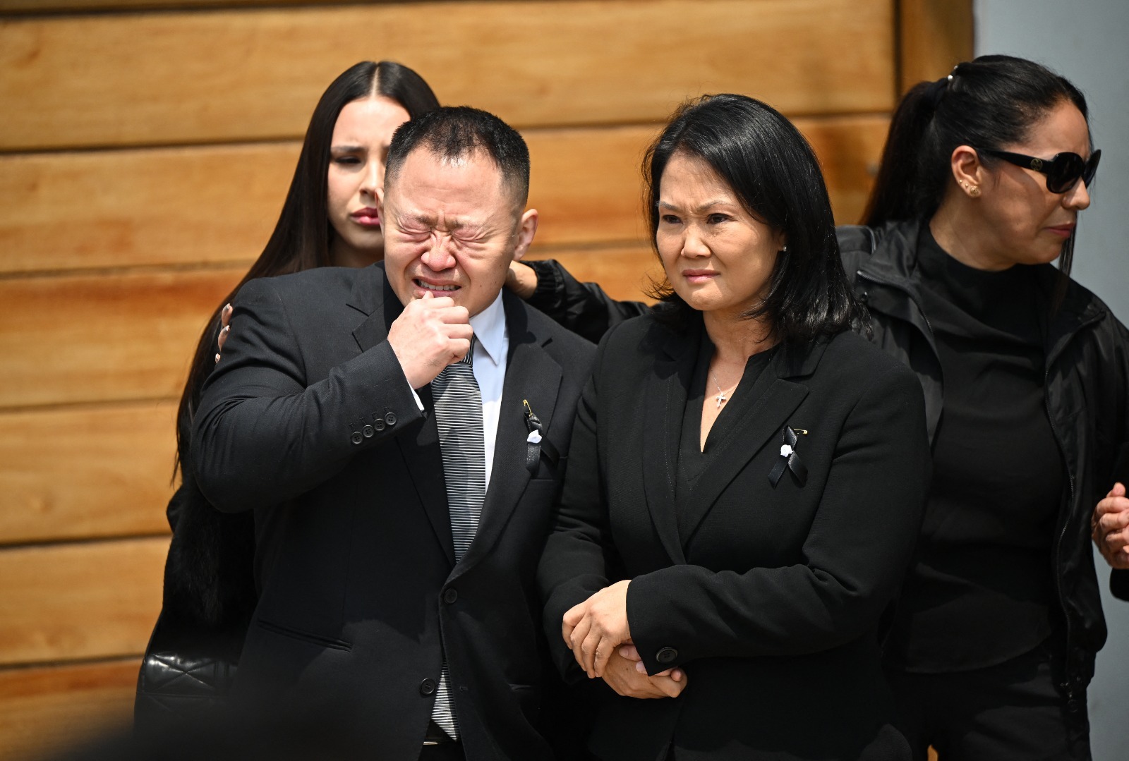 As reaccionaron Keiko y Kenji Fujimori durante el traslado del fretro de su padre - Fuente: AFP.