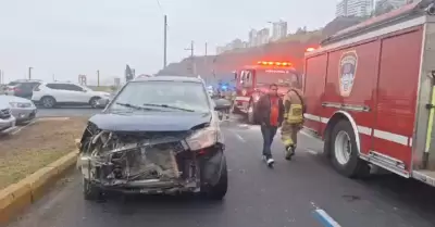 Camioneta se despista y choca contra baranda metlica.