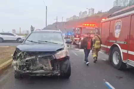 Camioneta se despista y choca contra baranda metlica.