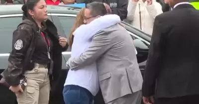 Dina Boluarte se pronunci sobre el abrazo con Juan Jos Santivez.