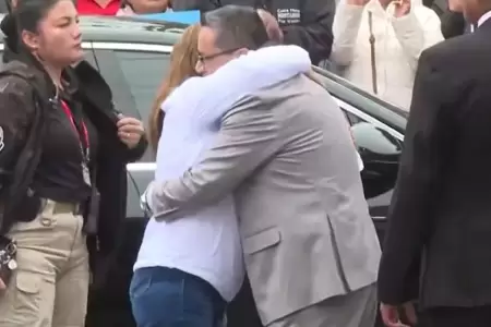 Dina Boluarte se pronunci sobre el abrazo con Juan Jos Santivez.