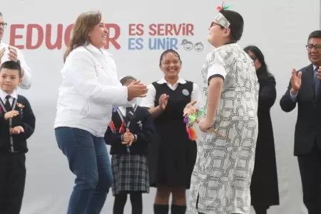 Dina Boluarte sorprende con particular baile en inauguracin.