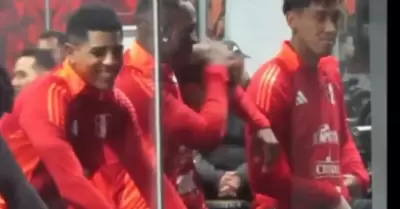 Luis Advncula y Oliver Sonne protagonizaron un efusivo saludo a la llegada del