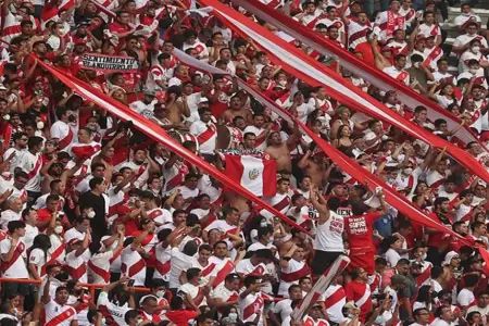 Hinchas peruanos rumbo a agotar entradas para prximo partido.