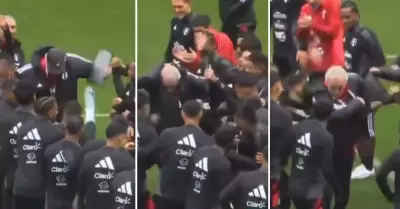 Jorge Fossati recibi 'apanado' de los jugadores.