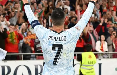 Cristiano Ronaldo anot un nuevo gol con Portugal.