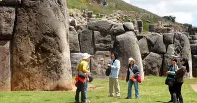 Turista muere inesperadamente durante visita a Sacsayhuamn.