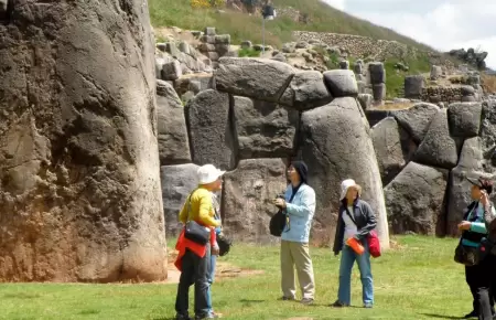 Turista muere inesperadamente durante visita a Sacsayhuamn.