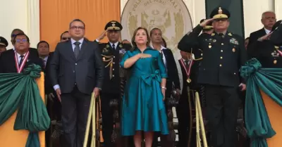 Dina Boluarte en ceremonia oficial por fecha conmemorativa.